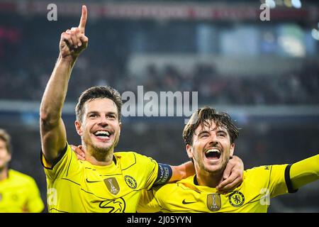 Lille, Frankreich. 16. März 2022, Villeneuve-d'Ascq, Frankreich, Frankreich: Cesar AZPILICUETA aus Chelsea feiert sein Tor mit dem Mason MOUNT Chelsea während des UEFA Champions League-Spiels zwischen Lille OSC (LOSC) und dem FC Chelsea am 16. März 2022 im Pierre Mauroy Stadium in Villeneuve-d'Ascq in der Nähe von Lille, Frankreich. (Bild: © Matthieu Mirville/ZUMA Press Wire) Bild: ZUMA Press, Inc./Alamy Live News Stockfoto