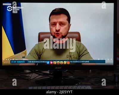 Garham, Deutschland. 16. März 2022. In dieser Fotolabbildung hält Volodymyr Zelensky eine Rede vor dem US-Kongress. Der ukrainische Präsident rief die US-Gesetzgeber dazu auf, den Himmel über der Ukraine zu schützen und die Sanktionen gegen Russland auszuweiten. (Foto von Igor Golovniov/SOPA Images/Sipa USA) Quelle: SIPA USA/Alamy Live News Stockfoto