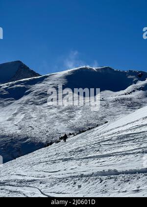 Sonniger Tag im Skigebiet Breckenridge in Colorado. Skifahren in den Bergen, aktiver Lebensstil während des Winterurlaubs. Stockfoto