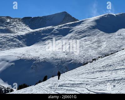 Sonniger Tag im Skigebiet Breckenridge in Colorado. Skifahren in den Bergen, aktiver Lebensstil während des Winterurlaubs. Stockfoto