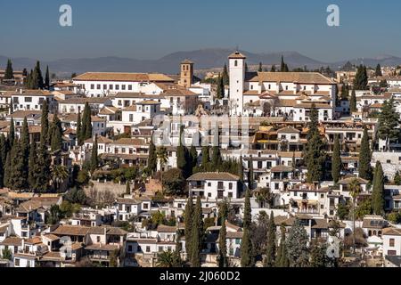 Das ehemalige maurische Wohnviertel Albaicín mit dem Mirador de San Nicolás und der Kirche San Nícolas in Granada, Andalusien, Spanien | Albayzín Stockfoto