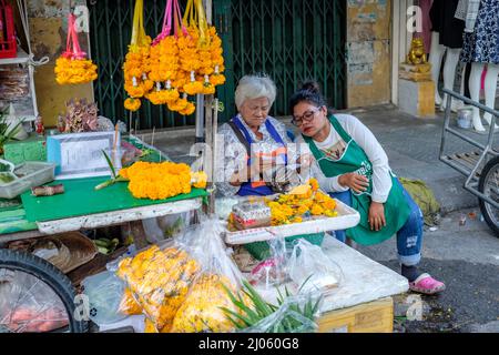 Frau, die Phuang Malai in Hua hin macht. Dies ist eine traditionelle Blumengirlande, die als Glücksbringer genutzt wird und oft in Autos und Taxis zu sehen ist Stockfoto