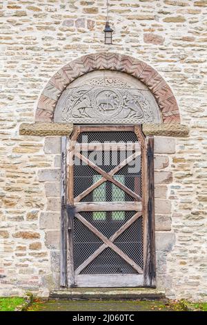 Normannisches Tympanon über der Nordtür der St. Giles Kirche in Pipe Aston Herefordshire Stockfoto