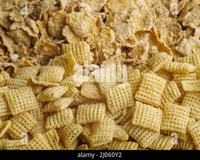 Vollkornfrühstück, verschiedene knusprige Müslispads und Müsli. Viele Objekte. Nahaufnahme. Express-Frühstück, Vitamine, Kohlenhydrate. Baby und Stockfoto