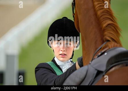 Mädchen-Reiter und Pferde beim Pferdesport-event Stockfoto