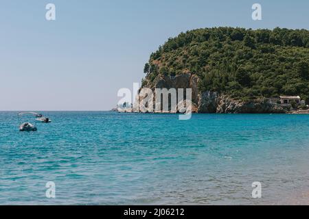 Malerischer Blick auf Felsen an einem sonnigen Tag vom Meer aus. Budva riviera, Montenegro. Luftaufnahme von Sveti Nikola, Budva Insel, Montenegro. Hawaii Beach Stockfoto