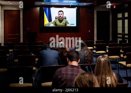 Washington, Usa. 16. März 2022. Reporter im Capitol beobachten Volodymyr Zelenskyy, wie er über eine Live-Videokonferenz vor dem Kongress spricht. Kredit: SOPA Images Limited/Alamy Live Nachrichten Stockfoto
