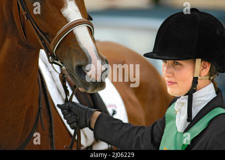 Mädchen-Reiter und Pferde beim Pferdesport-event Stockfoto