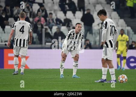 Turin, Italien. 16. März 2022. Gegen Arthur Melo und Paulo Dybala von Juventus FC während der UEFA Champions League-Runde des Fußballspiels 16 zwischen Juventus FC und Villarreal im Juventus-Stadion in Turin (Italien), 16.. März 2022. Foto Andrea Staccioli/Insidefoto Kredit: Insidefoto srl/Alamy Live News Stockfoto