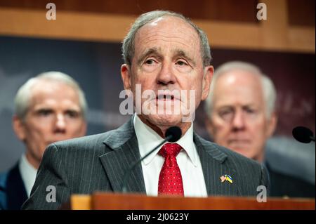 Washington, Usa. 16. März 2022. US-Senator James Risch (R-ID) spricht auf einer Pressekonferenz, auf der republikanische Senatoren über die Ukraine sprachen. Kredit: SOPA Images Limited/Alamy Live Nachrichten Stockfoto