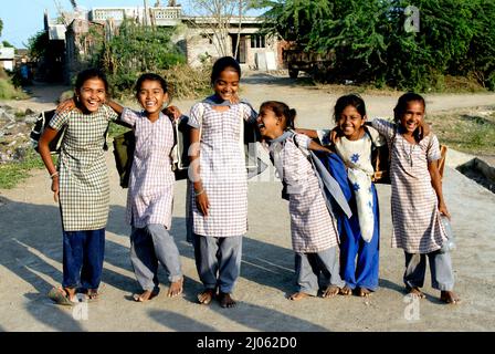 Ländliche indische Dorfschulkinder an Orten, an denen Familien Jungen mehr schätzen als Mädchen und Eltern wenig Geld haben, werden Mädchen zur Schule geschickt. Stockfoto