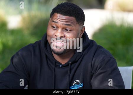 Los Angeles Chargers Linebacker Khalil Mack bei einer einführenden Pressekonferenz am Mittwoch, den 16. März 2022, in Costa Mesa, Kalif. Stockfoto