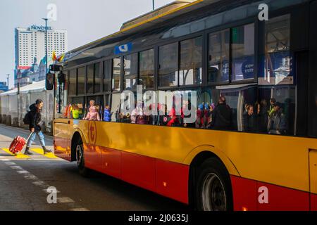 Warschau, Polen. 16. März 2022. Ein Bus für ukrainische Flüchtlinge wartet darauf, verladen zu werden. Ukrainische Bürger fliehen nach Polen, um der Gewalt vor der russischen Invasion zu entgehen. Für viele ist der Warschauer Hauptbahnhof eine Haltestelle. Kredit: SOPA Images Limited/Alamy Live Nachrichten Stockfoto