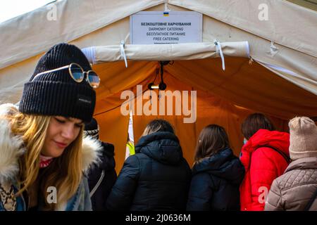 Warschau, Polen. 16. März 2022. Nahrungsmittel werden den ukrainischen Flüchtlingen kostenlos zur Verfügung gestellt. Ukrainische Bürger fliehen nach Polen, um der Gewalt vor der russischen Invasion zu entgehen. Für viele ist der Warschauer Hauptbahnhof eine Haltestelle. Kredit: SOPA Images Limited/Alamy Live Nachrichten Stockfoto