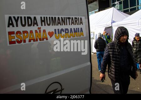 Warschau, Polen. 16. März 2022. Ein Lieferwagen, der Spenden für ukrainische Flüchtlinge bereitstellt. Ukrainische Bürger fliehen nach Polen, um der Gewalt vor der russischen Invasion zu entgehen. Für viele ist der Warschauer Hauptbahnhof eine Haltestelle. Kredit: SOPA Images Limited/Alamy Live Nachrichten Stockfoto