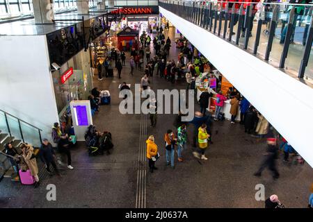 Warschau, Polen. 16. März 2022. Ukrainische Flüchtlinge kommen in einen Bahnhof. Ukrainische Bürger fliehen nach Polen, um der Gewalt vor der russischen Invasion zu entgehen. Für viele ist der Warschauer Hauptbahnhof eine Haltestelle. Kredit: SOPA Images Limited/Alamy Live Nachrichten Stockfoto