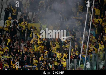 Turin, Italien. 16. März 2022. Villareal-Fans während der UEFA Champions League, der 16. Runde, einem 2.-Bein-Fußballspiel zwischen Juventus FC und Villarreal CF am 16. März 2022 im Allianz-Stadion in Turin, Italien Credit: Independent Photo Agency/Alamy Live News Stockfoto