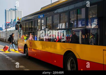 Warschau, Polen. 16. März 2022. Ein Bus für ukrainische Flüchtlinge wartet darauf, verladen zu werden. Ukrainische Bürger fliehen nach Polen, um der Gewalt vor der russischen Invasion zu entgehen. Für viele ist der Warschauer Hauptbahnhof eine Haltestelle. (Foto von Ty O'Neil/SOPA Images/Sipa USA) Quelle: SIPA USA/Alamy Live News Stockfoto