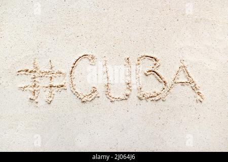 Handschriftliche Worte 'Kuba' auf Sand am Strand Stockfoto