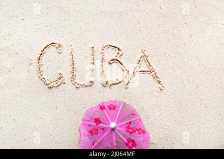 Handschriftliche Worte 'Kuba' auf Sand am Strand Stockfoto