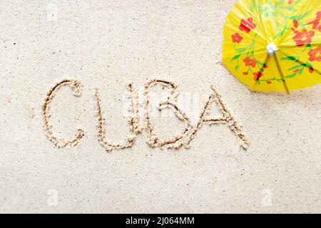 Handschriftliche Worte 'Kuba' auf Sand am Strand Stockfoto