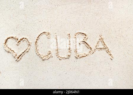 Handschriftliche Worte 'Kuba' auf Sand am Strand Stockfoto