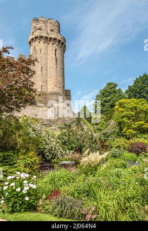Mill Garden direkt unter dem Caesars Tower of Warwick Castle in Warwick, Warwickshire, England Stockfoto