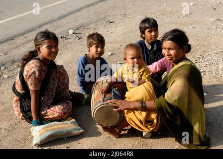 Amreli, Gujarat, Indien - Sep. 30, 2009 : ländliche junge Kinder Straßenkünstler mit Familie Stockfoto