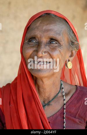 Amreli; Gujarat; indien : Sep. 20; 2009; südasiatische indische ländliche Frau von 95 Jahren; sie in glücklich und smilling Stockfoto