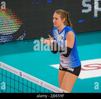 Wiesbaden, Deutschland. 16. März 2022. Anna Wruck (15 Wiesbaden) während des 1. Bundesliga-Spiel der Frauen 2021/2022 zwischen VC Neuwied und VC Wiesbaden in der Sporthalle am Platz der Deutschen Einheit in Wiesbaden. Norina Toenges/Sports Press Foto: SPP Sport Press Foto. /Alamy Live News Stockfoto