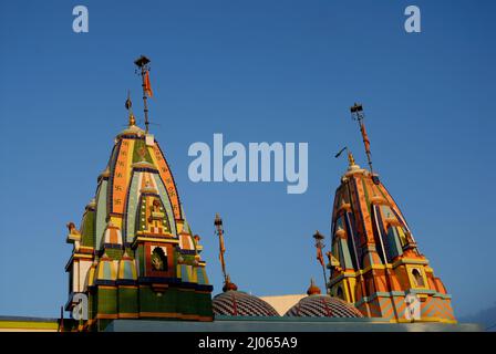 Amreli; Gujarat; indien: 25. Sep. 2009 - Hindu-Gott-Shiva-Tempel mit Blue Sky Somnath-Bezirk Stockfoto