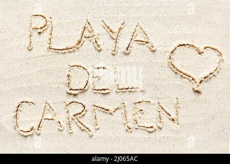 Handschriftliche Worte 'Playa del Carmen' auf Sand am Strand Stockfoto