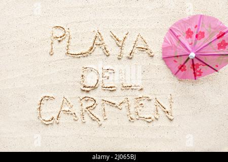 Handschriftliche Worte 'Playa del Carmen' auf Sand am Strand Stockfoto