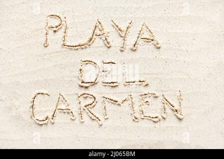 Handschriftliche Worte 'Playa del Carmen' auf Sand am Strand Stockfoto