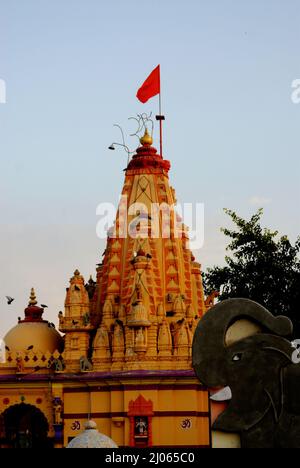 Amreli; Gujarat; indien: 25. Sep. 2009 - Hindu-Gott-Shiva-Tempel mit Blue Sky Somnath-Bezirk Stockfoto