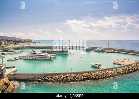 Cala Del Forte, neue Marina in Ventimiglia, Ligurien, Italien, im Besitz von Monaco Ports. Schöne Panorama-Luftaufnahme von fliegenden Drohnen auf Monaco Stockfoto