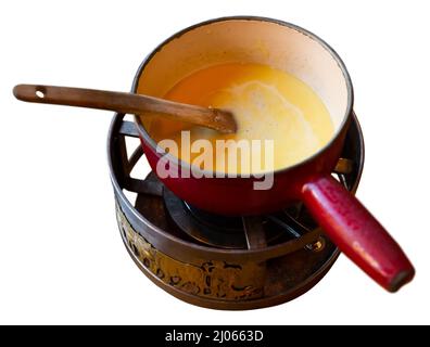 Schweizer Fondue-Gourmet-Dinner an einem Winterabend in einem traditionellen Restaurant. Isoliert auf weißem Hintergrund Stockfoto