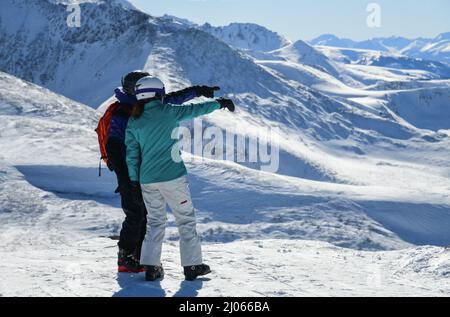 Menschen, die auf dem Gipfel des Peak 8 im Breckenridge Ski Resort in Colorado stehen. Aktiver Lebensstil, Winterurlaub. Stockfoto