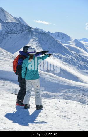 Menschen, die auf dem Gipfel des Peak 8 im Breckenridge Ski Resort in Colorado stehen. Aktiver Lebensstil, Winterurlaub. Stockfoto