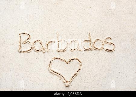 Handschriftliche Worte „Barbados“ auf Sand am Strand Stockfoto