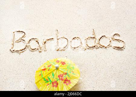 Handschriftliche Worte „Barbados“ auf Sand am Strand Stockfoto