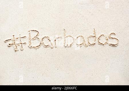 Handschriftliche Worte „Barbados“ auf Sand am Strand Stockfoto