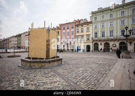 Lviv, Ukraine - 16. März 2022: Schutz von Baudenkmälern in Lviv während des russischen Krieges Stockfoto