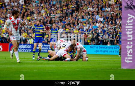 Warrington 16. Juli 2015: Warrington Wolves veranstaltete St. Helens im Halliwell Jones Stadium. Ashton Sims wird vor den Posten angegangen Stockfoto