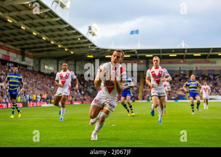 Warrington 16. Juli 2015: Warrington Wolves veranstaltete St. Helens im Halliwell Jones Stadium. St Helens überquert die Try Line Stockfoto