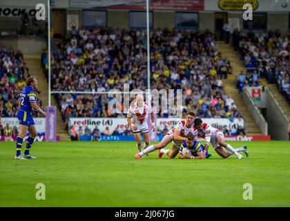 Warrington 16. Juli 2015: Warrington Wolves veranstaltete St. Helens im Halliwell Jones Stadium. Richie Mtler wird im Mittelfeld angegangen Stockfoto