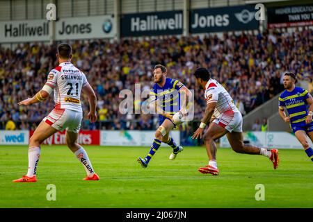 Warrington 16. Juli 2015: Warrington Wolves veranstaltete St. Helens im Halliwell Jones Stadium. Daryl Clark passiert den Ball, während er die Heiligen attackiert Stockfoto