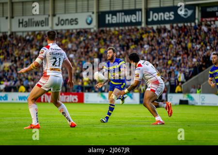 Warrington 16. Juli 2015: Warrington Wolves veranstaltete St. Helens im Halliwell Jones Stadium. Daryl Clark passiert den Ball, während er die Heiligen attackiert Stockfoto