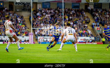 Warrington 16. Juli 2015: Warrington Wolves veranstaltete St. Helens im Halliwell Jones Stadium. Anthony England läuft mit dem Ball gegen die Opposition Stockfoto