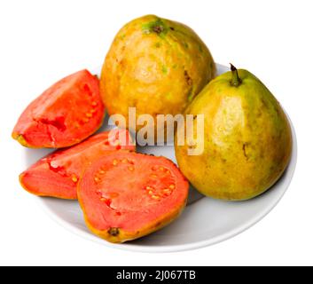 Nahaufnahme von ganzen und halbierten tropischen Apfelguavas. Isoliert auf weißem Hintergrund. Stockfoto